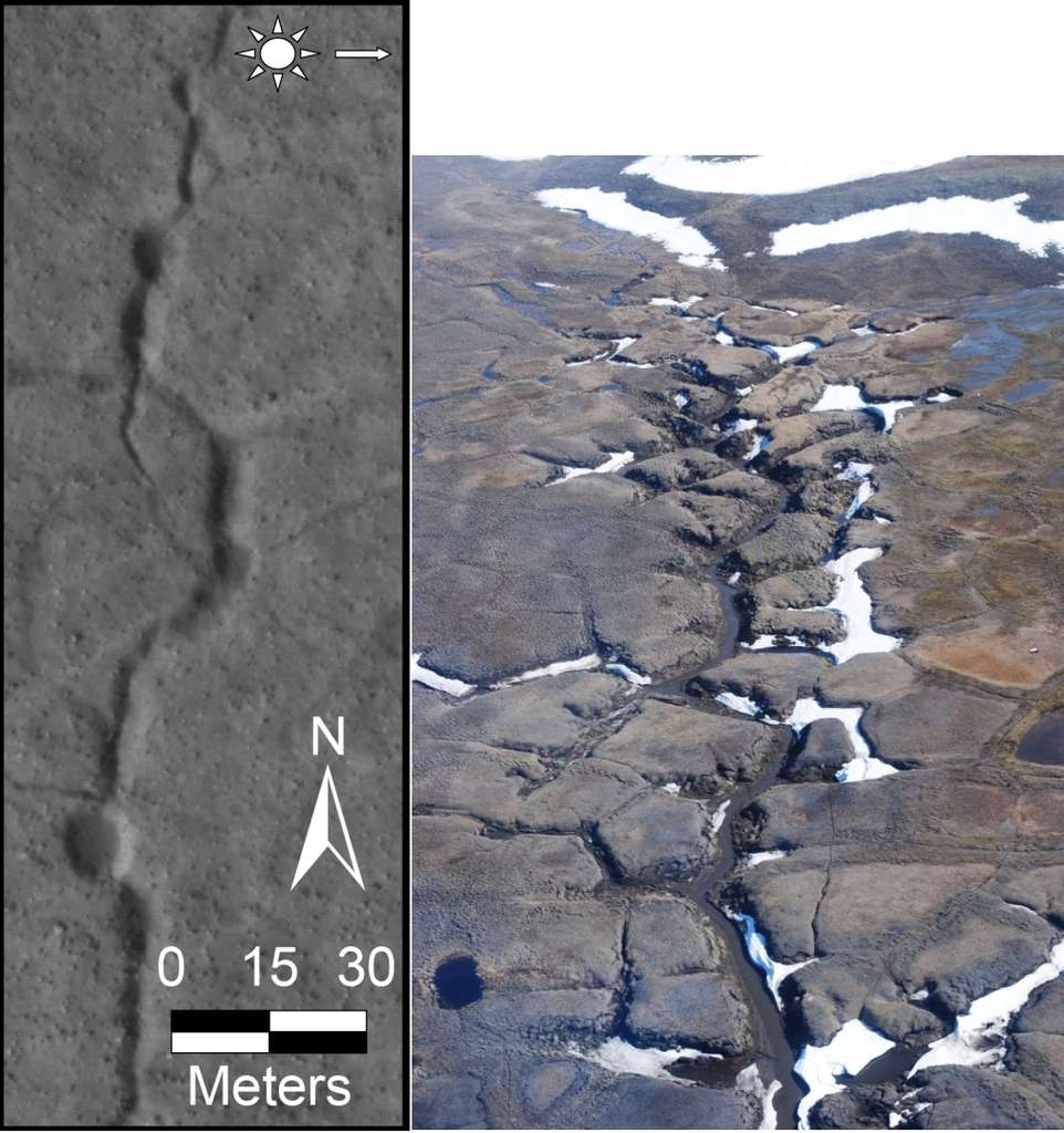 À droite, des écoulements le long de structures polygonales sur l'île de Bylot, dans l’arctique canadien. À gauche, structures sinueuses le long de formations polygonales sur Mars, dans la plaine d’Utopia Planitia par 45° N. Les deux images sont à la même échelle. © CNRS, E. Godin (image de gauche), Hirise, Nasa, JPL, Univ. of Arizona (image de droite)