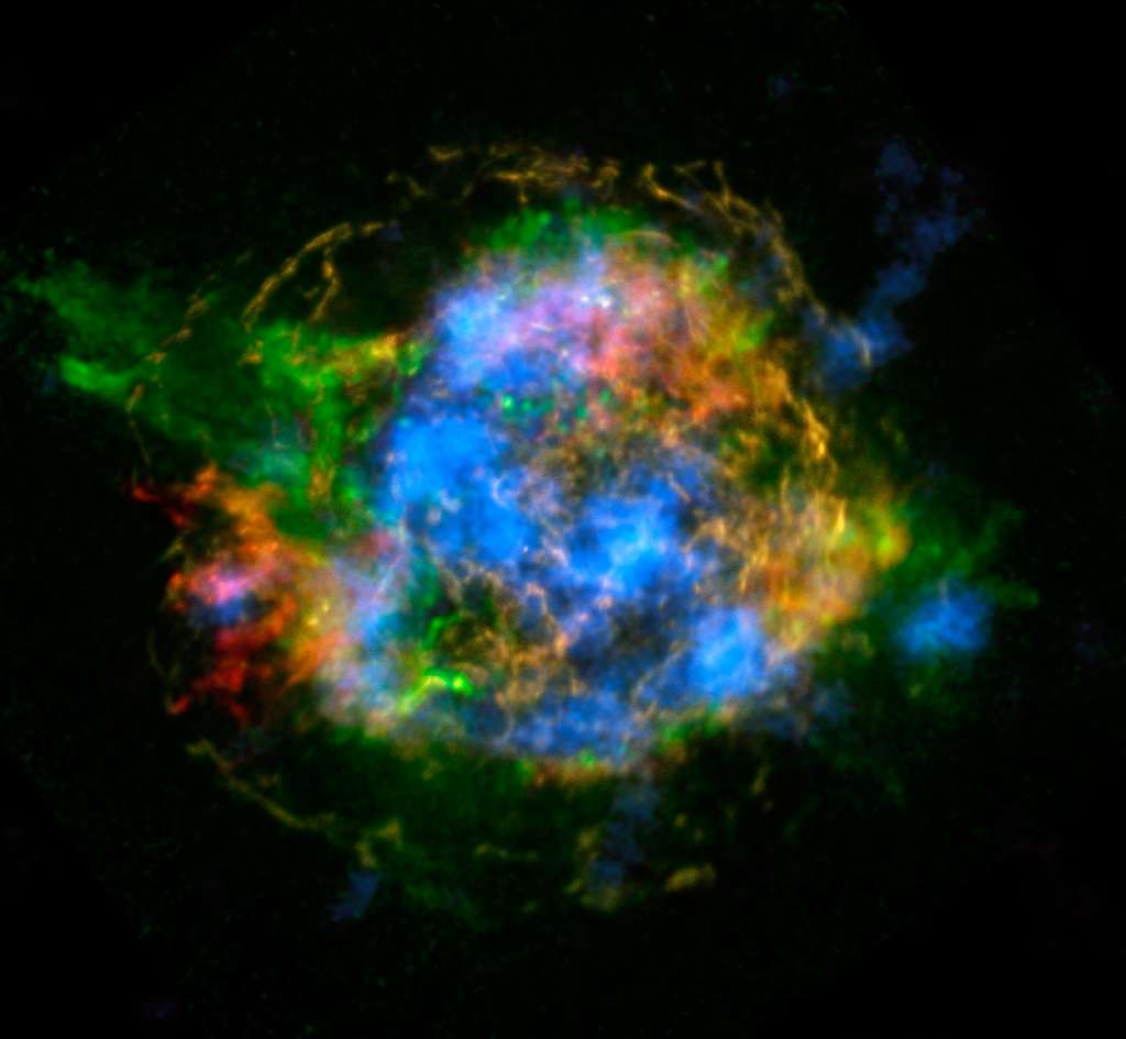 Les restes de la supernova à l'origine de Cassiopée A présentent des aspects différents quand on les observe en cherchant des traces bien spécifiques des émissions dans le domaine des rayons X de certains éléments. Ici, en rouge, les émissions des atomes de fer et, en vert, celles du silicium et du magnésium chauffés par l'explosion de la supernova. En bleu, ce sont les émissions des noyaux de titane 44 radioactifs. Ils proviennent sans ambiguïté du cœur de l'étoile avant son explosion. © Lawrence Livermore National Laboratory
