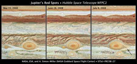 Figure 2. Cliquez pour agrandir. Les trois images prises par Hubble des taches rouges de Jupiter. La flèche indique la petite tache qui ressort de la grande en ayant perdue sa couleur rouge. © Nasa, Esa, A. Simon-Miller (Goddard Space Flight Center), N. Chanover (New Mexico State University), et G. Orton (Jet Propulsion Laboratory)