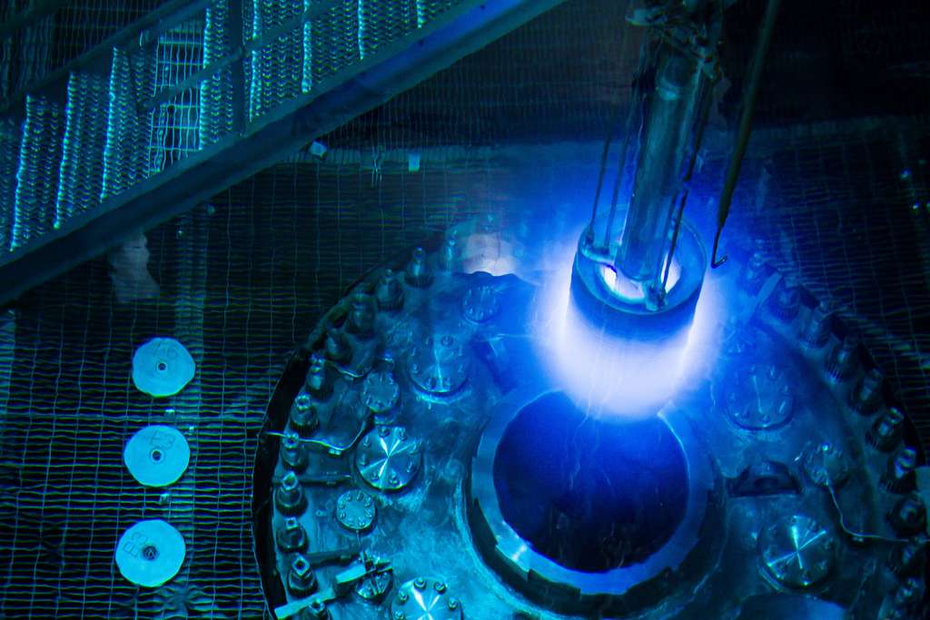 Au cœur du réacteur nucléaire de recherche de l’Oak Ridge National Laboratory, les électrons se déplacent dans l’eau plus vite que la lumière et émettent une lumière bleue. © Genevieve Martin, ORNL, Flickr, CC by-nc-nd 2.0