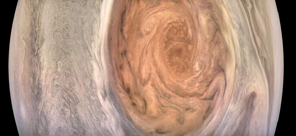 La sonde Juno était à 9.866 km quand cette image de la Grande Tache Rouge de Jupiter a été prise par la JunoCam. L’image brute a été retraitée par le « scientifique citoyen » Kevin Gill. © Nasa, JPL-Caltech, SwRI, MSSS, Kevin Gill