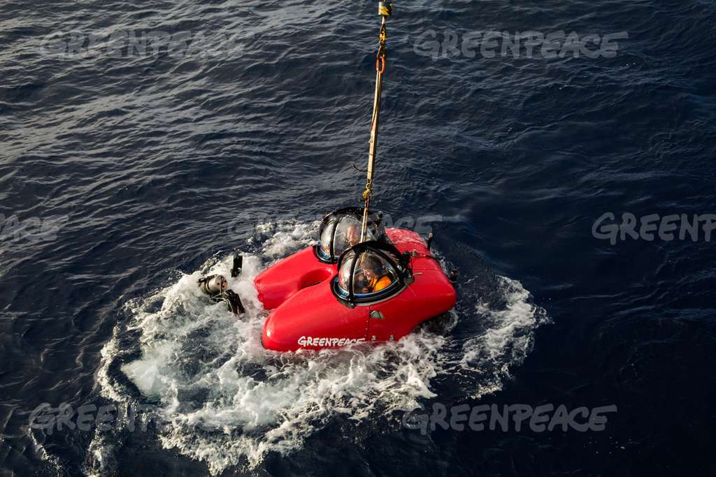Le minuscule sous-marin biplace qui est allé naviguer au-dessus du récif de l'Amazone, à cent kilomètres des côtes brésiliennes. © Greenpeace
