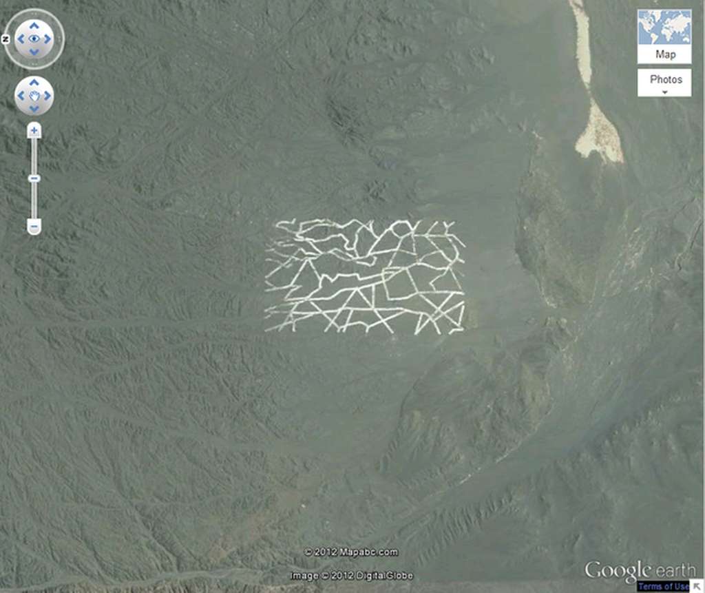 Étrange structure rectangulaire composée de lignes blanches, dans le désert de Gobi, en Chine. © Google Earth