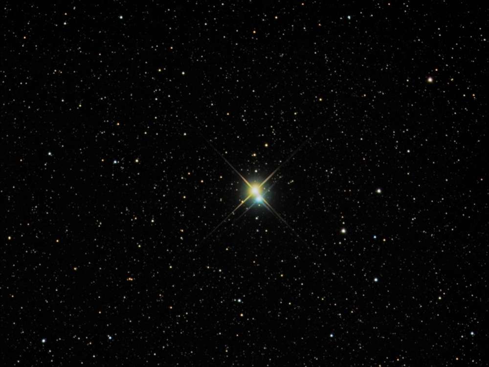 À 380 années-lumière de la Terre, l’étoile double Alibero, la tête du Cygne. Les deux étoiles de couleurs (donc de températures) différentes seraient séparées de 40 unités astronomiques (40 fois la distance entre la Terre et le Soleil) © Richard Yandrick