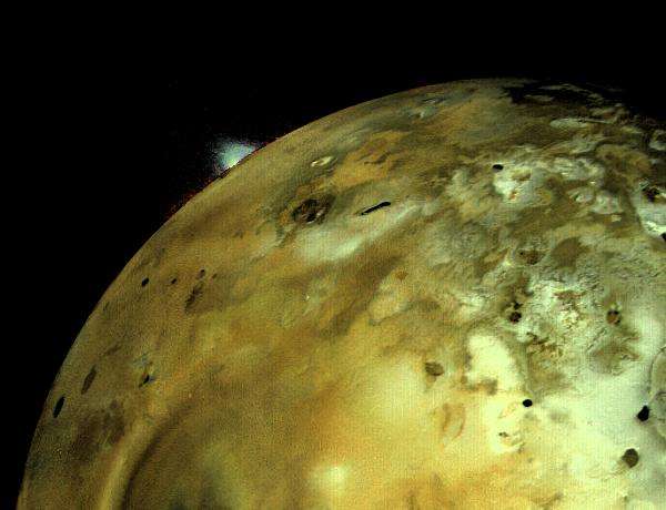 Pendant longtemps, les volcans en éruption sur Io sont passés inaperçus, car l’observation des détails sur sa surface était au-delà des capacités des télescopes terrestres en raison de sa petite taille apparente. Le satellite galiléen mesure en effet 3.600 km de diamètre, soit presque la même taille que notre lune, mais est situé beaucoup plus loin, à 4,2 fois la distance entre la Terre et le Soleil, soit 630.000.000 km. Cette photo a été prise le 4 mars 1979 par la sonde Voyager 1. Elle montre un panache volcanique s’élevant à plus de 100 km de hauteur en quelques minutes seulement. Sa luminosité a été augmentée par traitement de l’image avec un ordinateur pour le rendre plus facilement visible, mais la couleur du panache (blanc verdâtre) a été préservée. © Nasa, JPL, University of Arizona