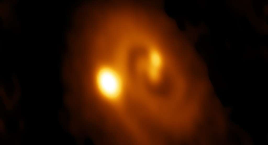Cette image a été générée à partir du radiotélescope Alma au Chili. Elle montre un système triple d’étoiles dans un disque de poussière et de gaz à l’intérieur du nuage moléculaire de Persée. © Bill Saxton, Alma, ESO, NAOJ, NRAO, AUI, NSF