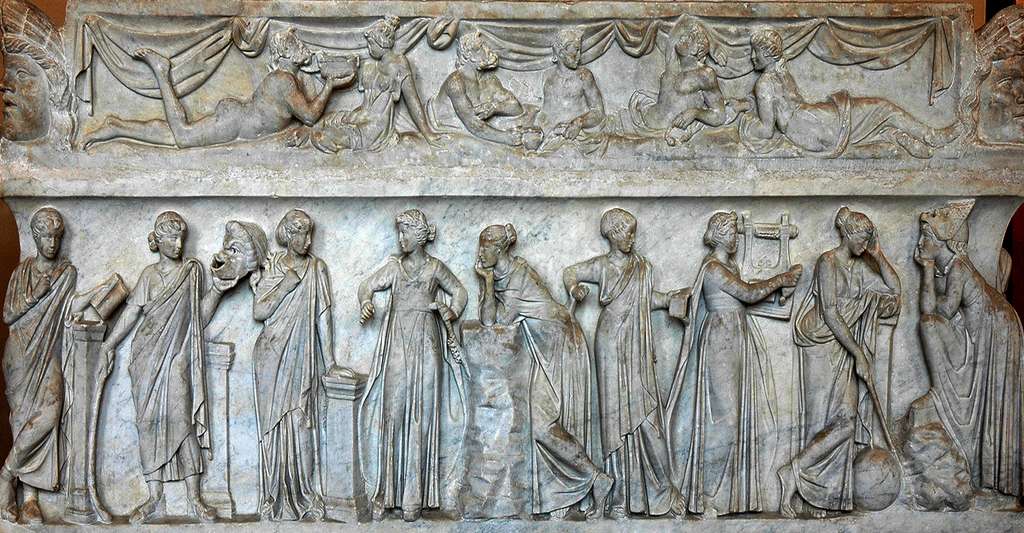 Quelle est l'origine du mot « mémoire » ? Ici, sarcophage des Muses représentant les neuf Muses et leurs attributs. Sarcophage en marbre datant de la première moitié du IIesiècle après J.-C. et découvert sur la Via Ostiense (de gauche à droite : Calliope, Thalia, Terpsichore, Euterpe, Polymnie, Clio, Érato, Uranie et Melpomène). © Jastrow, DP