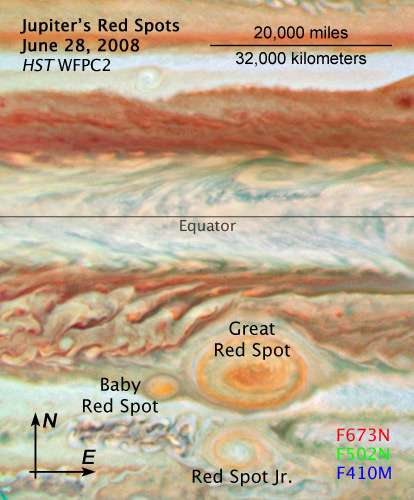 Figure 1. Au sud de l'équateur de Jupiter, la Grande Tache Rouge (Red Spot), la Tache Rouge Junior (Red Spot Jr) et la Petite Tache Rouge (Baby Red Spot). © Nasa, Esa, Zolt Levay (STScI) et A. Simon-Miller (Nasa Goddard Space Flight Center)