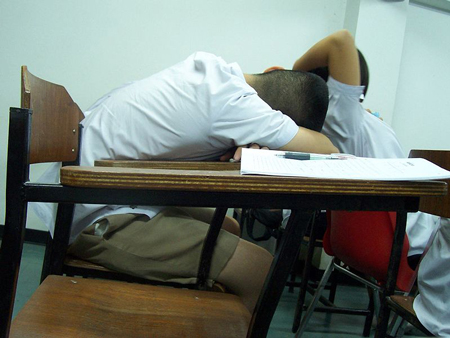 Le manque de sommeil peut diminuer les performances scolaires.