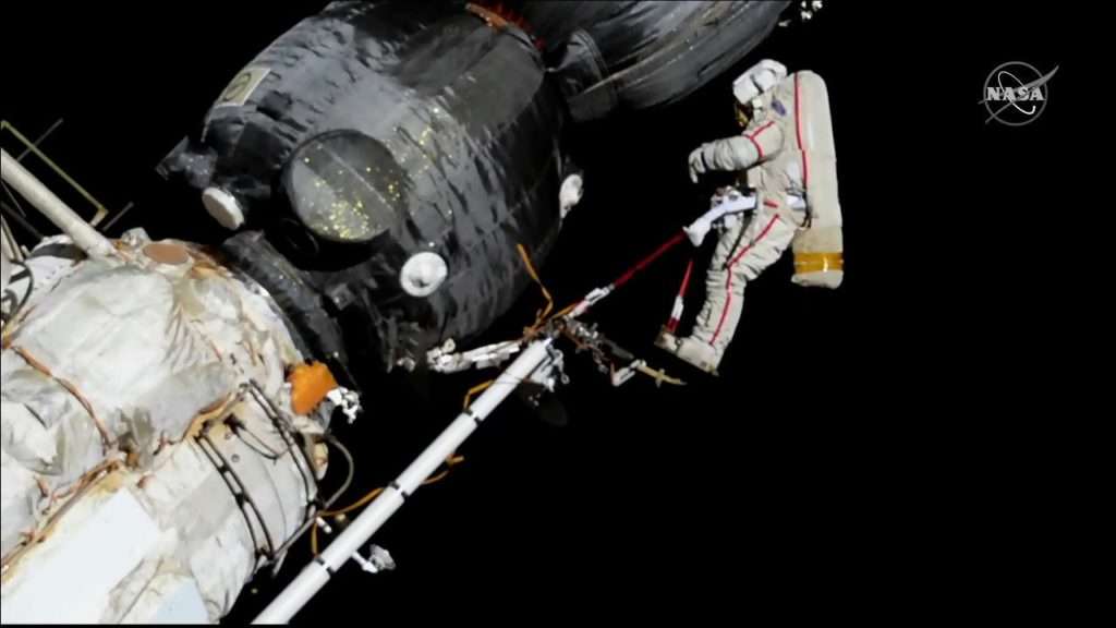Deux cosmonautes de l'ISS inspectent le mystérieux trou percé dans le Soyouz