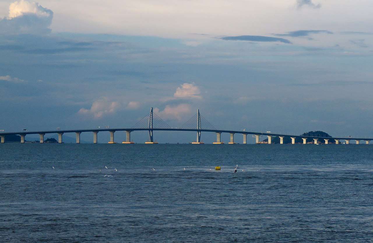 Le pont HZMB (Hong Kong-Zhuhai-Macau Bridge) est devenu le plus long pont maritime du monde. Il mesure 55 km de long. Il a Ã©tÃ© rÃ©alisÃ© dans le cadre de lâ€™initiative Greater Bay Area visant Ã  connecter les villes du sud de la Chine, 11 au total, dont Zhuhai, Macao et Hong Kong. Â© N509FZ, Wikimedia Commons, CC By-SA 4.0