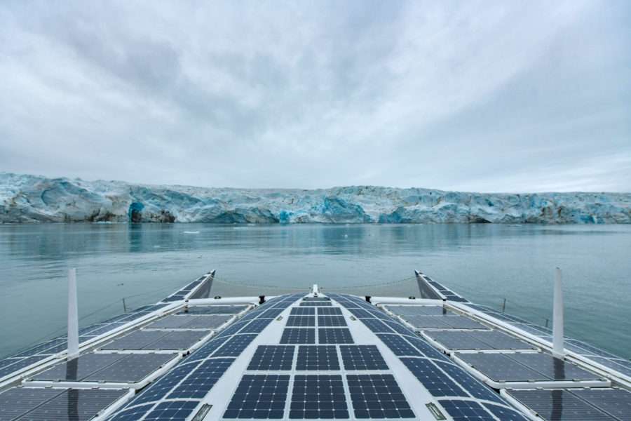 Le bateau Energy Observer, couvert de panneaux solaires et équipé d'ailes à propulsion éolienne (les Oceanwings), fonctionne à l'électricité et à l'hydrogène, qu'il produit lui-même à partir de l'eau de mer. © Energy Observer