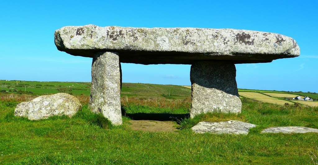 Les dolmens se prÃ©sentent comme des tables de pierre surdimensionnÃ©es. Â© LoggaWiggler, Pixabay, CC0 Public Domain