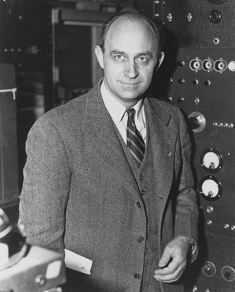 Enrico Fermi était le dernier théoricien qui connaissait toute la physique de son temps en plus d’être un grand expérimentateur. On lui doit des contributions à la théorie de la relativité générale, la théorie de la désintégration bêta et bien sûr la création de la première pile atomique. Vers la fin de sa vie, il a travaillé sur l’origine des rayons cosmiques en proposant des mécanismes d’accélération. © DP