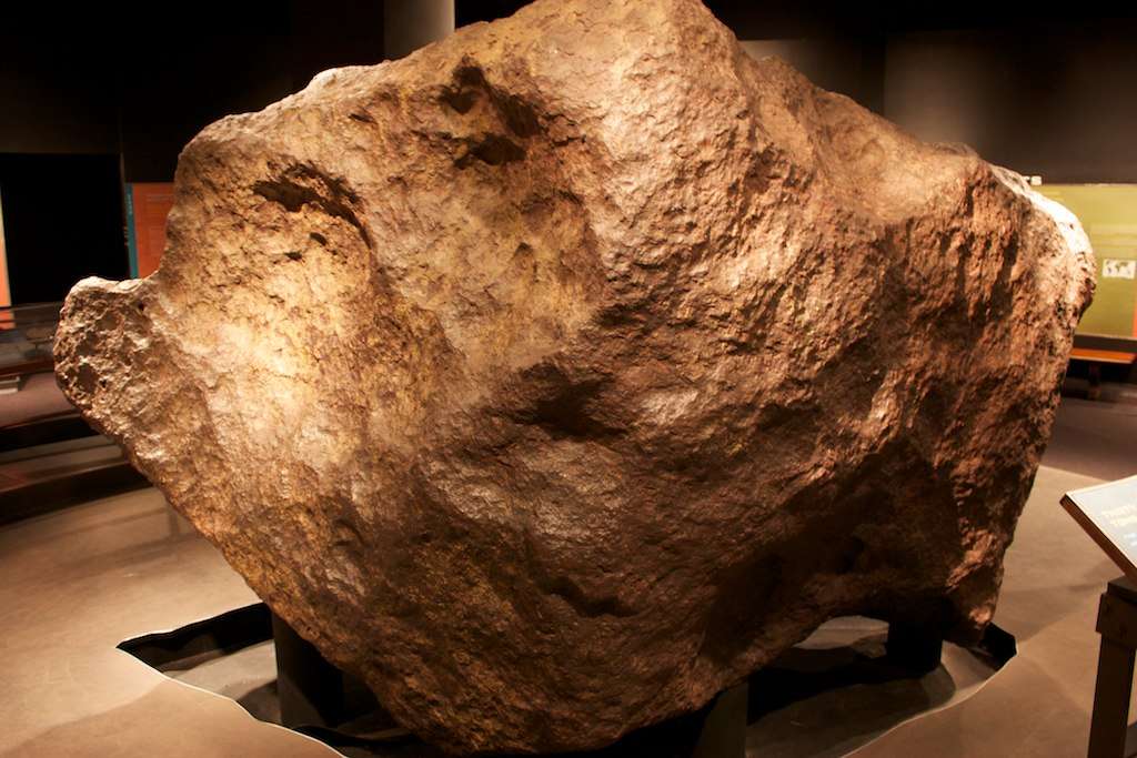 Le fragment Ahnighito de la météorite de Cape York est exposé au Museum américain d’histoire naturelle. © Mike Cassano, Wikimedia Commons, CC 2.0