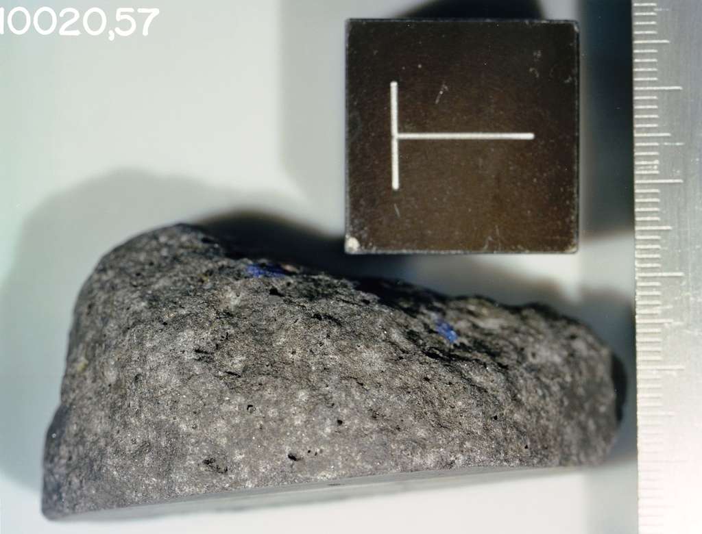 Une vue de l'échantillon de roche lunaire 10020 collecté par Neil Armstrong et Buzz Aldrin. On y a mesuré un champ magnétique fossilisé. © Nasa