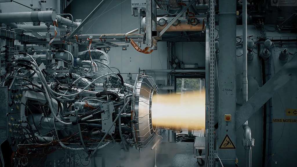 Essai de fonctionnement, sur banc de test, du moteur Vinci de l'étage supérieur d'Ariane 6. Ce moteur ré-allumable a réussi 148 tests de qualification, à l’issue de sa dernière campagne, terminée le 12 octobre 2018. © ArianeGroup
