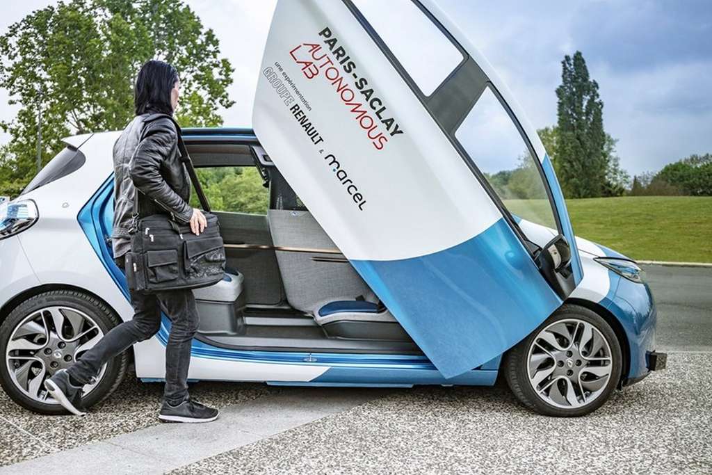 The Zoe Cab Renault, equipped with its butterfly door, will be tested on the campus of Paris-Saclay.  Â© Renault