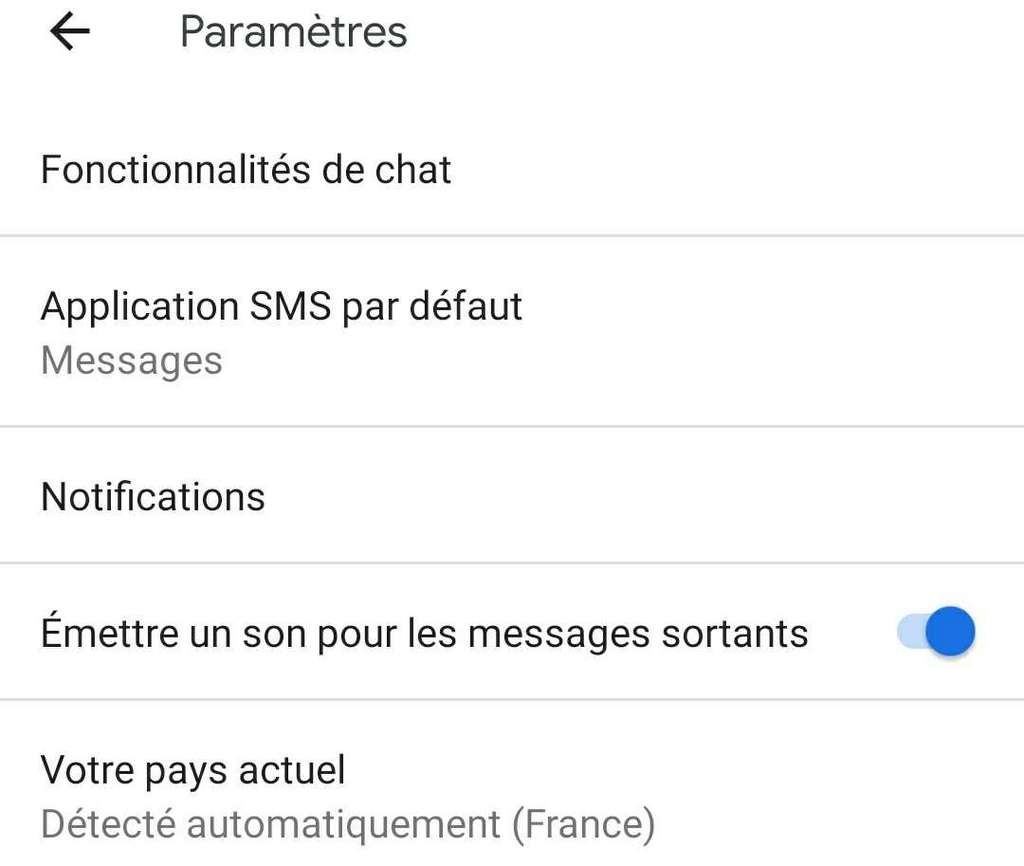 Seule l'application Android Messages est compatible avec RCS, et il faut ensuite activer les « Fonctionnalités de chat ». © Futura 