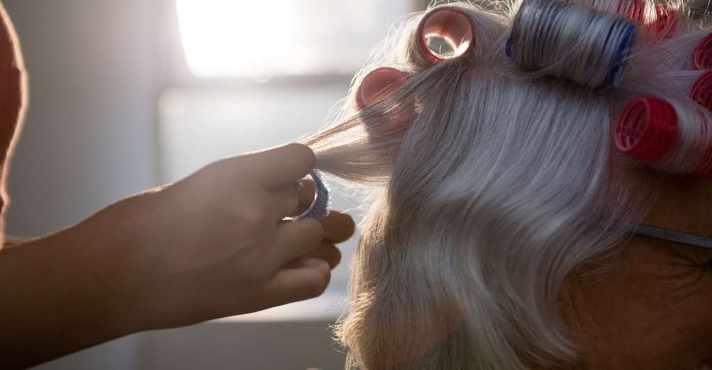 Les coiffeurs recourent à certaines astuces pour forcer la création de nouvelles liaisons chimiques dans nos cheveux. © WavebreakMediaMicro, Fotolia