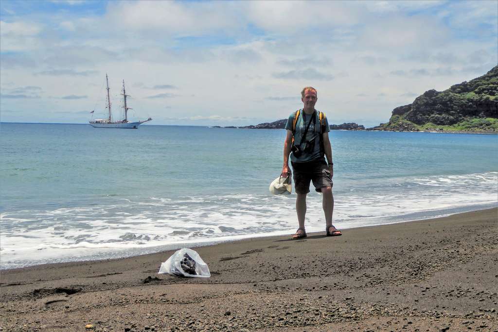 Dan Slayback du Nasa Goddard Space Flight Center sur une plage de Hunga Tonga-Hunga Ha’apai en octobre 2018. En arrière-plan, le SSV Robert C. Seaman, voilier océanographique de la SEA Education Association (SEA). © Dan Slayback