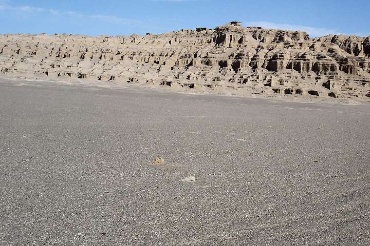 Les cailloux sombres qui recouvrent une partie du désert de Lout, au sud-est de l'Iran, font de ce site l'un des endroits où la température de surface est la plus élevée dans le monde. © Jafar Sabouri, Geological Survey of Iran