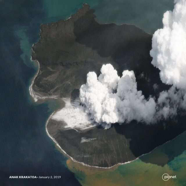 Br ve Des images satellite montrent le volcan  Anak 