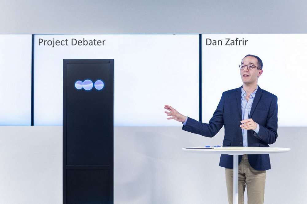 Image extraite du débat organisé entre Project Debater et l’expert Dan Zafrir. © IBM Research