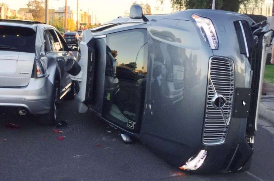En mars 2017, une Volvo XC90 autonome d’Uber était impliquée dans un accident spectaculaire mais sans gravité. Cela se passait déjà dans la ville de Tempe, en Arizona (États-Unis). © Tempe Police Department