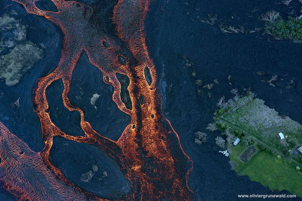 L’activité du volcan Kilauea est permanente depuis 1983. De nombreuses phases ont amené des coulées de lave brûlant sur leur passage végétation et cultures. © Olivier Grunewald, tous droits réservés.