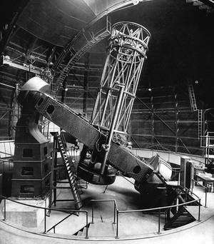 Le télescope Hooker où Edwin Hubble fit ses principales découvertes. Crédits : observatoire du Mont Wilson 