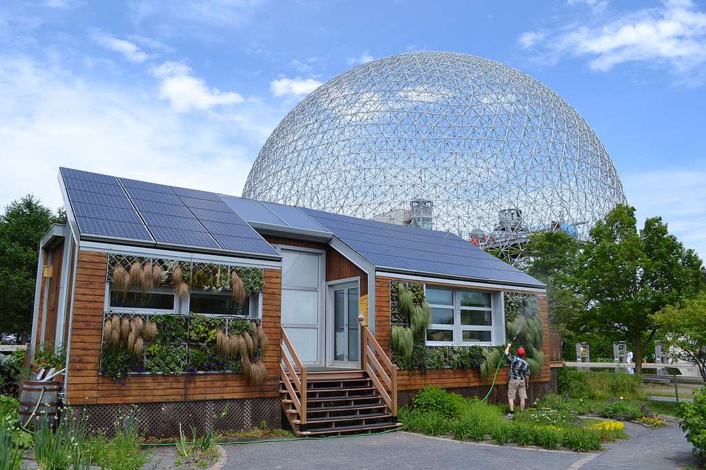 La maison solaire Ã©cologique, situÃ©e sur l'Ã®le Sainte-HÃ©lÃ¨ne au Canada. Â© BenoÃ®t Rochon, cc by sa 3.0