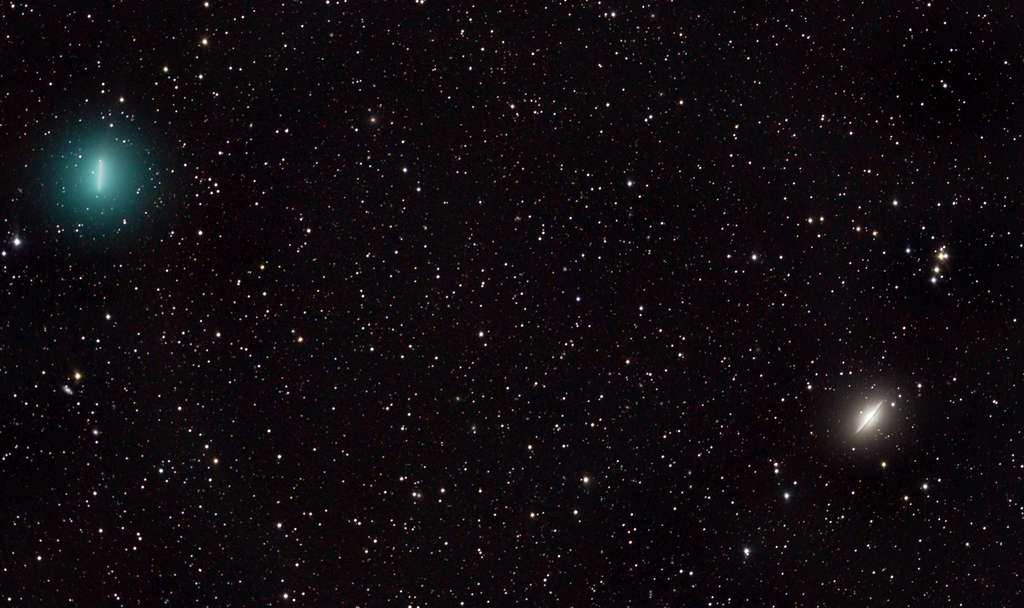 À gauche, la comète Iwamoto, à droite, la galaxie du Sombrero (M104). © Ian Griffin (Otago Museum), Apod