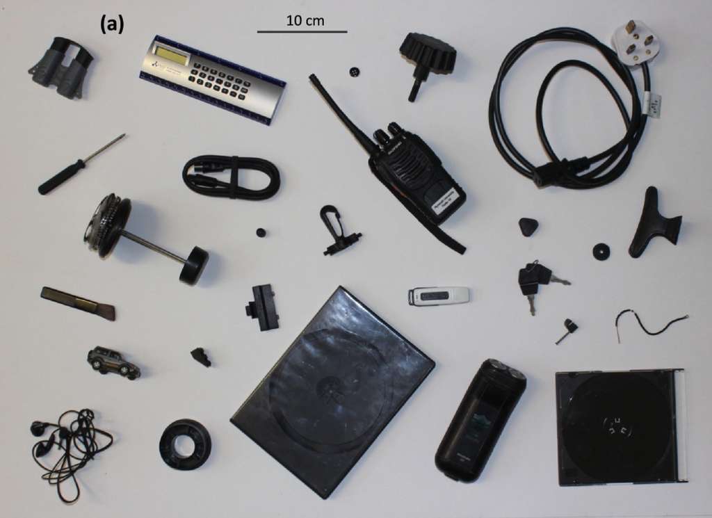 Les objets en plastique noir contiennent de nombreuses traces de produits toxiques. © Andrew Turner, Environment International