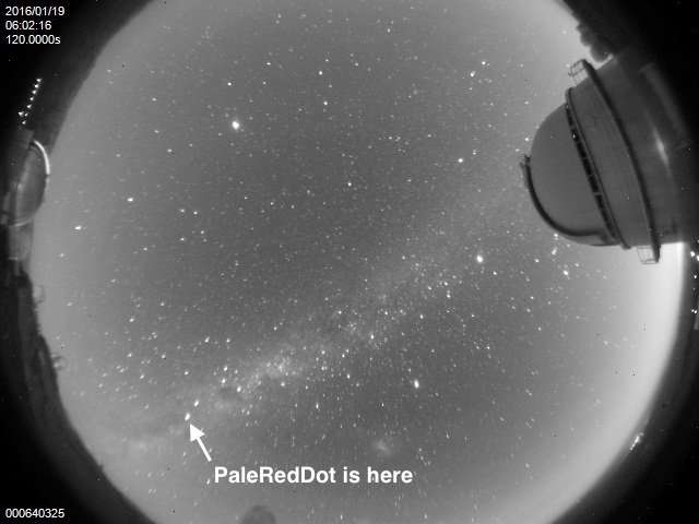Position de Proxima du Centaure (Pale Red Dot, en anglais sur l'image) sur la voûte céleste. Cette image a été prise le 19 janvier 2016 à l’observatoire de La Silla (Chili). Vivez en direct les observations de cette étoile voisine sur Twitter et le blog Palereddot.org. © Eso, Pale Red Dot