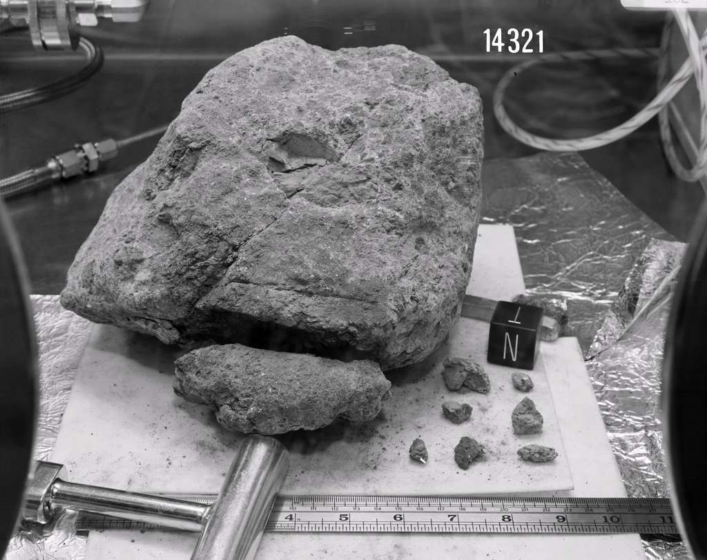 La roche lunaire 14321 est la plus grosse ramenée lors de la mission Apollo 14. Elle a reçu le surnom de « Big Berta » et pesait environ 9 kg. C’est la troisième plus grosse roche ramenée par le programme Apollo. © Nasa