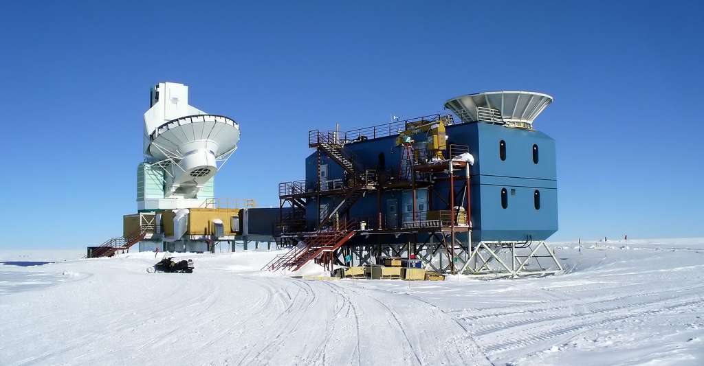 Singularités et temps zéro : de quoi s'agit-il ? Ici, le South Pole Telescope (à gauche) et Bicep2 (à droite), au pôle Sud, servant à mesurer la polarisation du fond diffus cosmologique. © Amble, Wikimedia Commons, CC by-sa 3.0