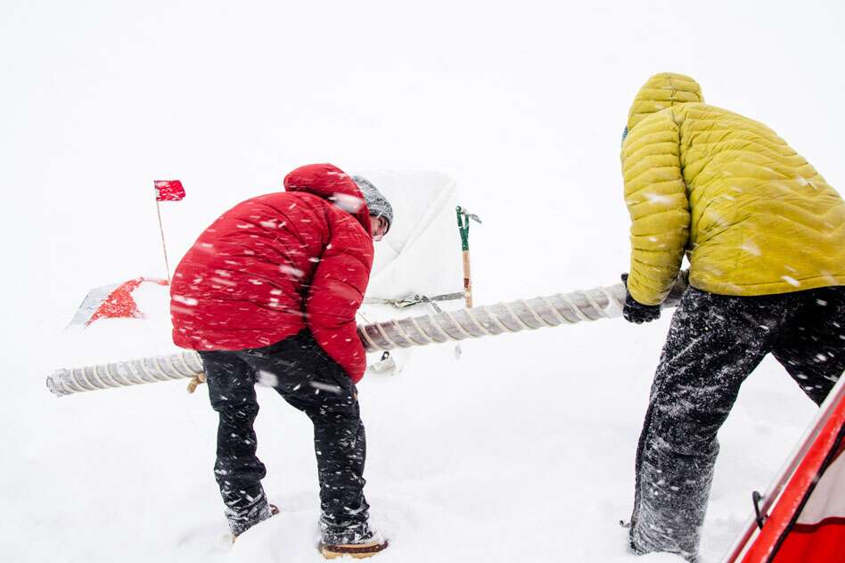 Pour en arriver à leurs conclusions, les chercheurs du Massachusetts Institute of Technology (MIT – États-Unis) ont analysé des carottes de glace. Ici, la récupération de l’une d’entre elles dans un canon de forage lors d’une tempête de neige à l’ouest du Groenland. © Sarah Das, Woods Hole Oceanographic Institution