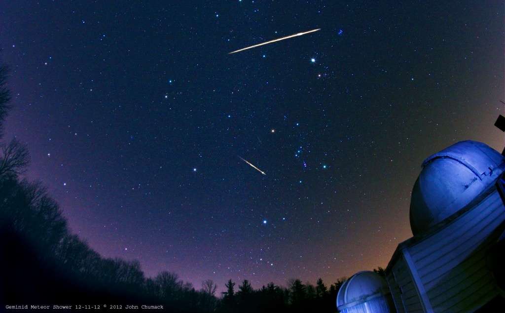 Deux météores de l’essaim des Géminides. En amont de leurs trajectoires, on trouve leur radiant, précisément dans la constellation des Gémeaux. © John Chumack
