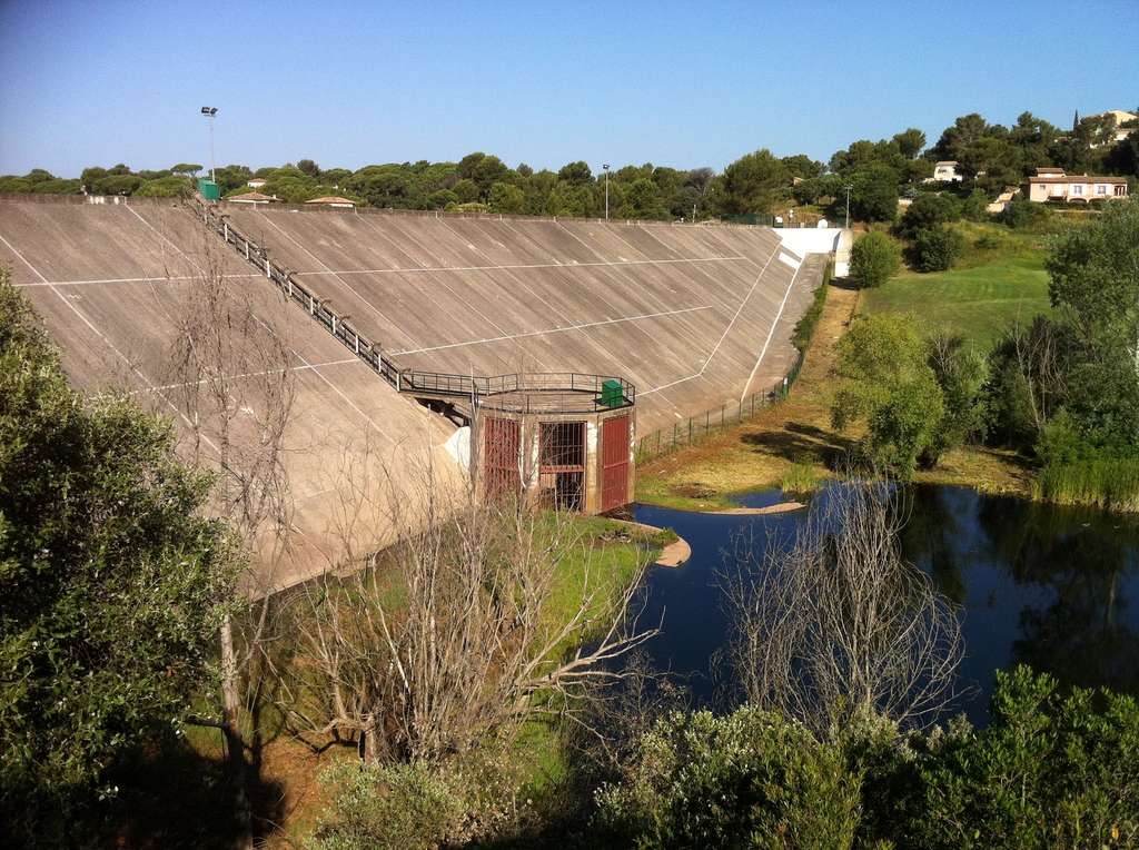 Le barrage des Cous à Saint-Raphaël (Var) dispose d'une capacité maximale de rétention d’un peu plus de 2 millions de mètres cubes et peut réduire l'amplitude (écrêter) d'une crue centennale de 90 %. ©? Service Hydraulique Cours d’Eau (SHCE)/Cavem
