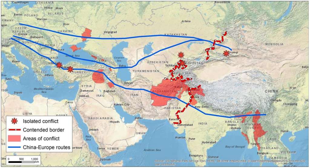 Les trois itinéraires possibles de la route de la soie électrique : le premier, au nord, d’une longueur de 5.600 km, passerait par le Kazakhstan et l’Ukraine. Le deuxième, dit « central », s’étire sur 6.500 km et le troisième, via l’Inde, l’Iran et la Turquie, mesure 8.600 km, mais elle traverse des régions potentiellement riches en vent et en soleil, qui pourraient donc venir s’ajouter au réseau. © JRC