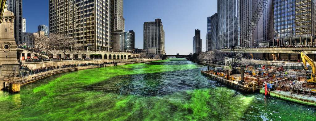 Le fleuve de Chicago est coloré en vert le jour de la Saint-Patrick. © Mike Boehmer, Wikimedia Commons, by 2.0
