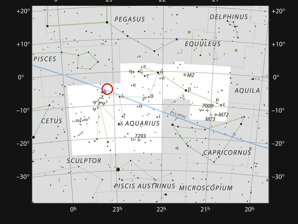 Cette carte montre les étoiles visibles à l’œil nu dans un ciel bien pur dans la très étendue constellation du Verseau. Le cercle rouge indique la position de la faible et très rouge étoile naine extrêmement froide Trappist-1. Bien qu’elle soit proche du Soleil (40 années-lumière), elle est très peu lumineuse et n’est pas visible avec de petits télescopes. © ESO, IAU, Sky & Telescope