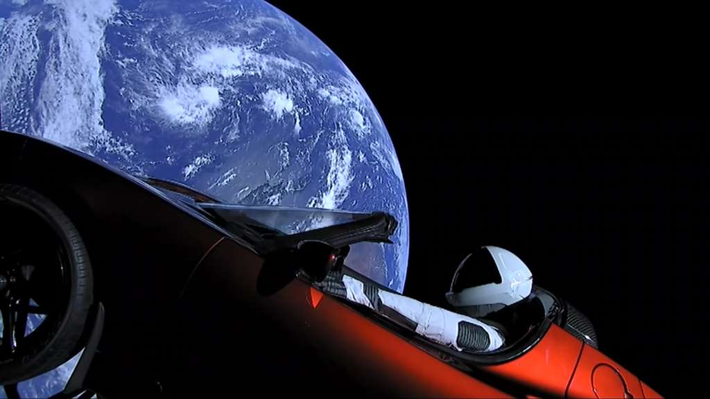 Starman, le mannequin installé dans un Roadster Tesla, survole la Terre. Image extraite de la vidéo du lancement. © SpaceX