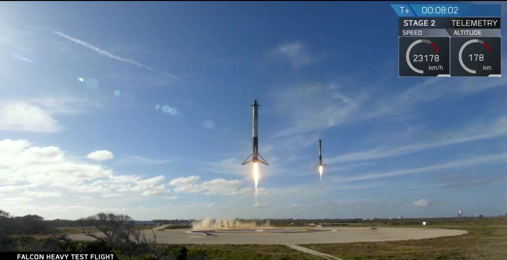 Retour au sol des deux étages latéraux du Falcon Heavy huit minutes après le décollage du lanceur. © SpaceX
