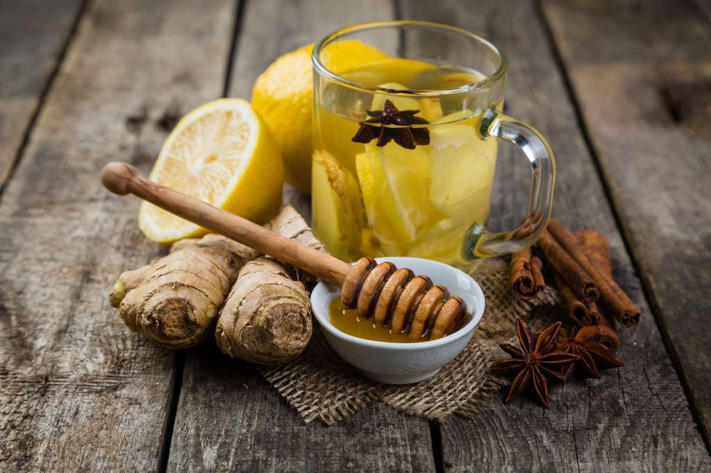 Après un repas, une décoction de gingembre vous aidera à digérer. Avec du citron et du miel, le gingembre vous redonnera tonus et vigueur, en plus de ses vertus digestives et anti-inflammatoires. © anaumenko, fotolia