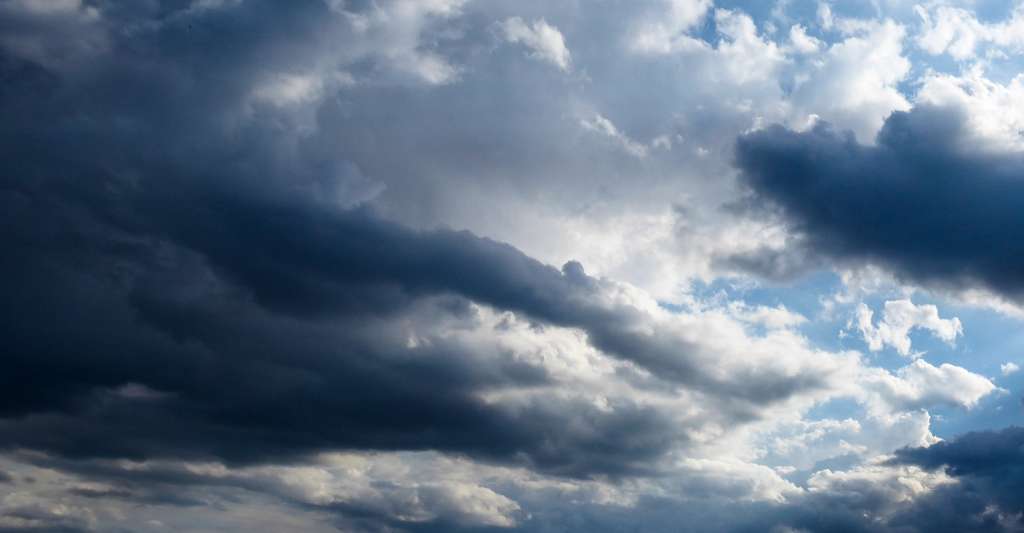 Les nuages annonciateurs de pluie, chargés en eau, apparaissent généralement plus sombres que les autres. © Gellinger, Pixabay, CC0 Creative Commons