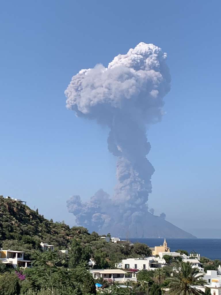 Photo publiée sur le compte Twitter de @FionaCarter et prise de l'île de Panarea montrant l'éruption du Stromboli le 3 juillet 2019. © Fiona Carter - Twitter account of @FionaCarter/AFP