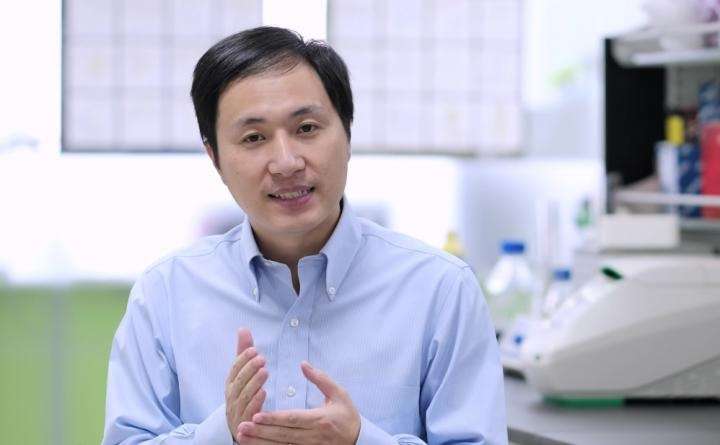 Dans une vidéo diffusée en novembre 2018, Jiankui He a expliqué qu’il avait modifié l’ADN des embryons in vitro en utilisant la technique d’édition génomique CRISPR. © Jiankui He, Youtube