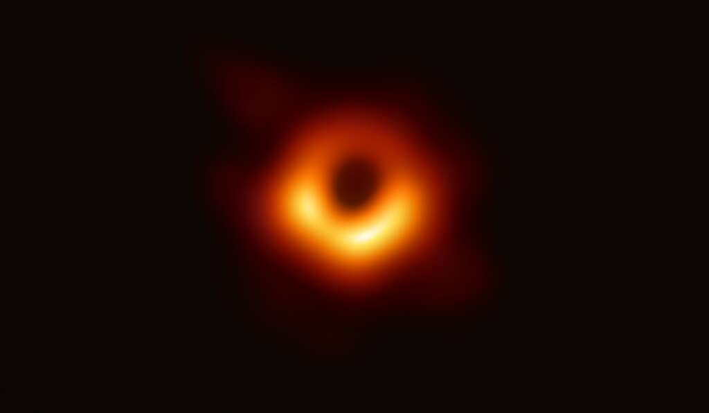 Les astrophysiciens ont obtenu la première image d'un trou noir en utilisant les observations du télescope Event Horizon du centre de la galaxie M87. L'image montre un anneau lumineux formé par la lumière qui se courbe de manière intense autour d'un trou noir 6,5 milliards de fois plus massif que le Soleil. L'angle de vue n'est pas le même mais la ressemblance avec le dessin réalisé par Jean-Pierre Luminet est frappante. © Event Horizon Telescope Collaboration